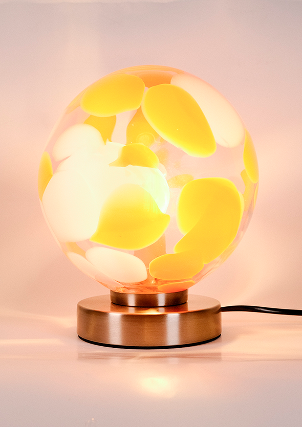 Lampe rose et orange allumée