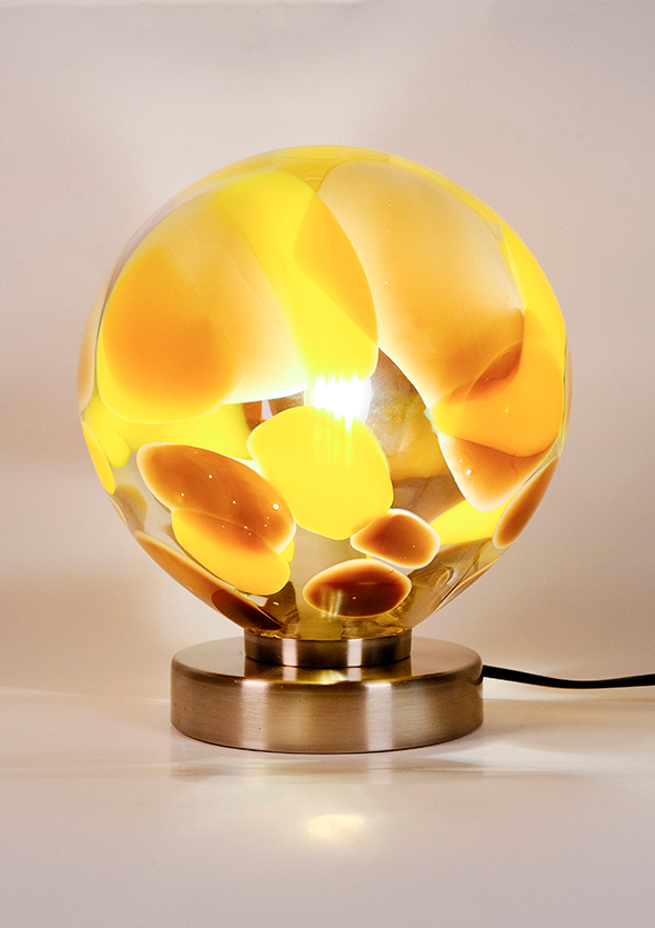 Lampe jaune et marron allumée
