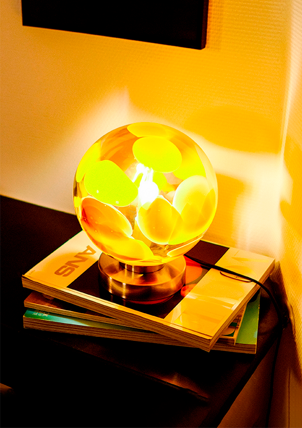 Lampe allumée posée sur magazines