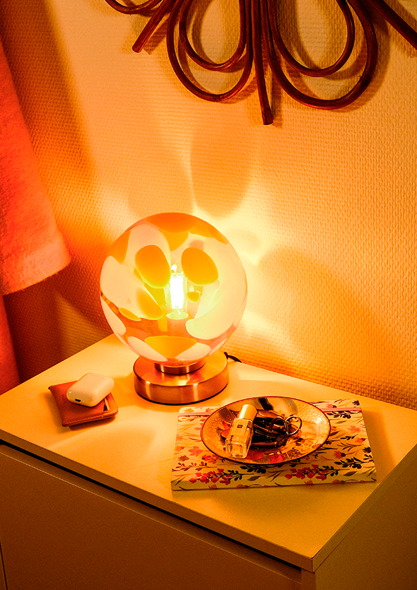 Lampe allumée posée sur étagère