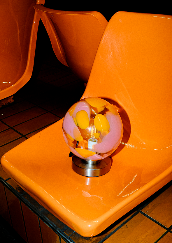 Lampe posée sur siège de métro