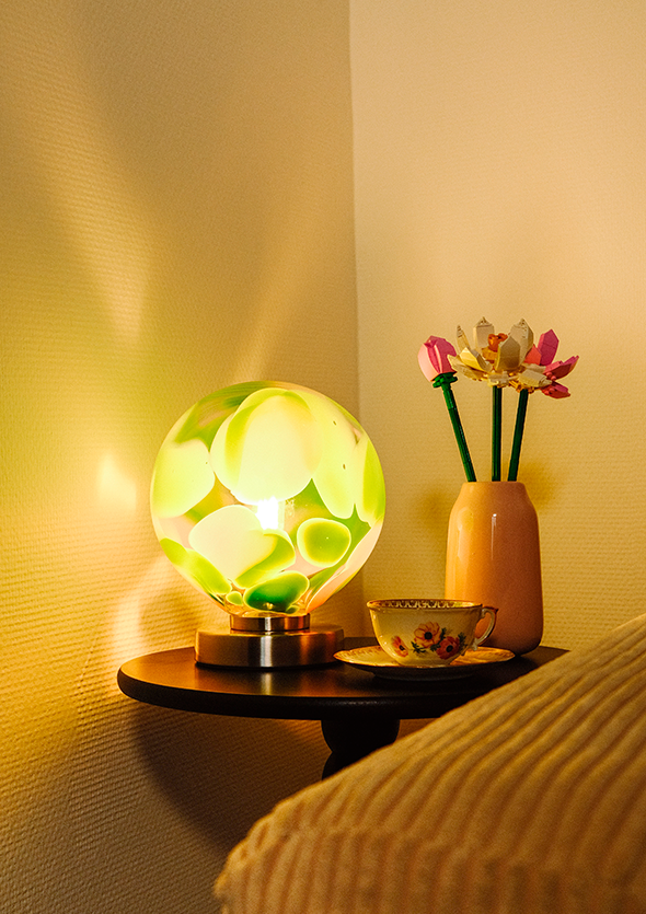 Lampe allumée posée sur table d'appoint
