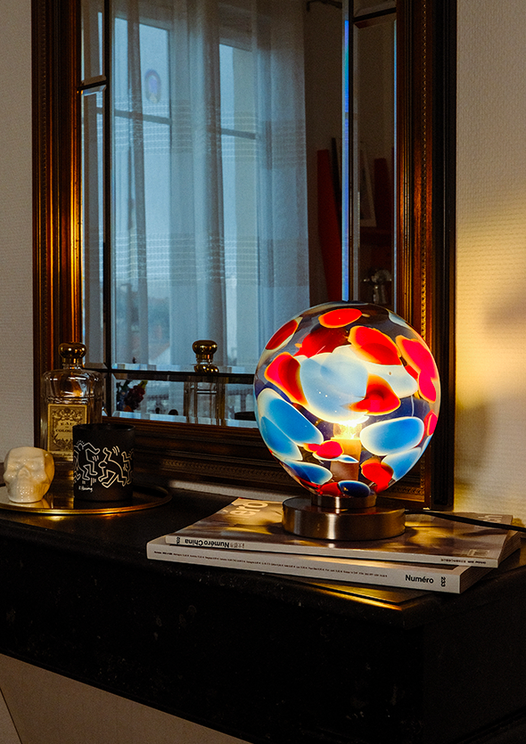 Lampe allumée posée sur cheminée