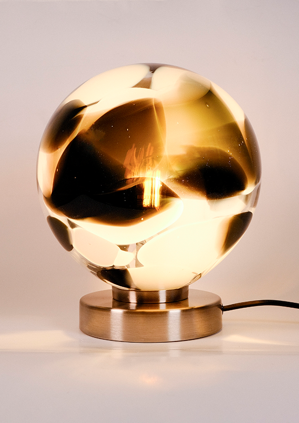 Lampe noire et blanche allumée