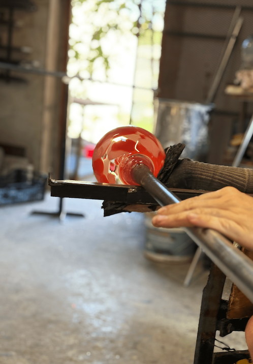 boule de verre chaud au bout d'une canne en métal