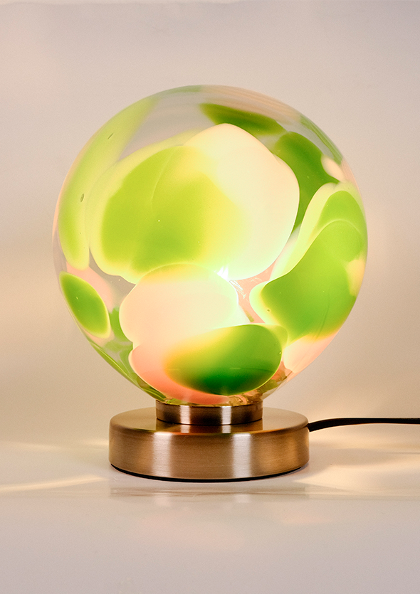 Lampe rose et verte allumée