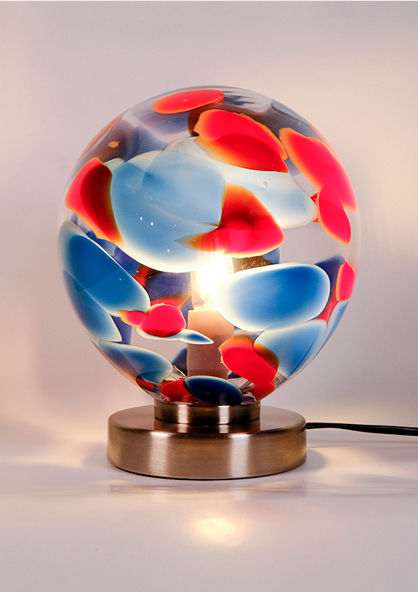 Lampe rouge et bleue allumée