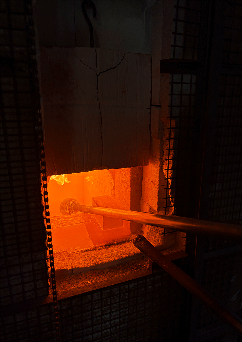 verre en fusion dans un four ouvert très chaud